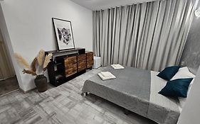 24 Shades of Grey, Rezerva acum apartament ultracentral, ceai, cafea, filtru apa rece-fierbinte, saltea 160 cm memory foam